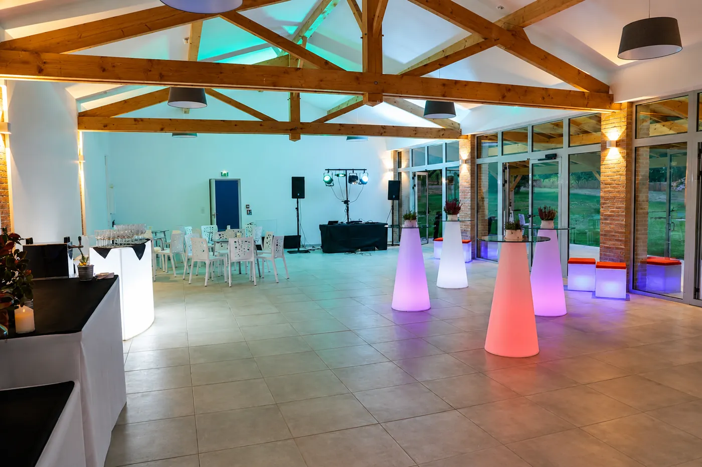 Salle Les Lauriers de la Bastide, baignée de lumière naturelle
