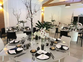 Décoration de table raffinée pour un dîner de mariage