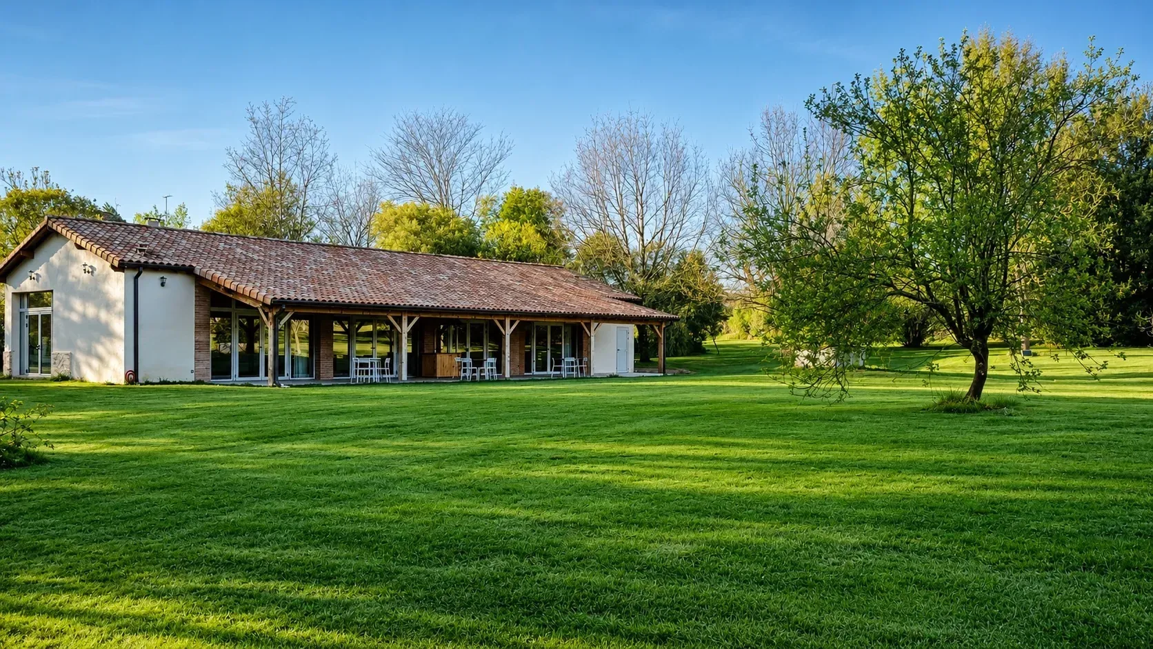 Vue générale du domaine Les Lauriers de la Bastide et de son parc arboré à Giroussens