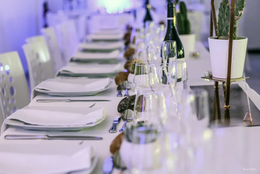 Salle aménagée pour une réunion et diner de gala aux Lauriers de la Bastide, près de Toulouse