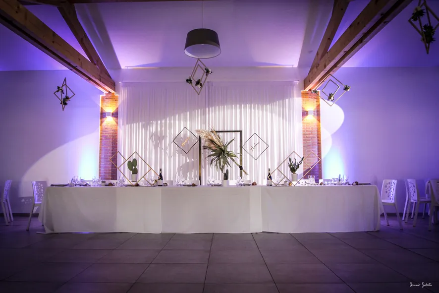 Salle des Lauriers de la Bastide décorée et mise en lumière pour un événement
