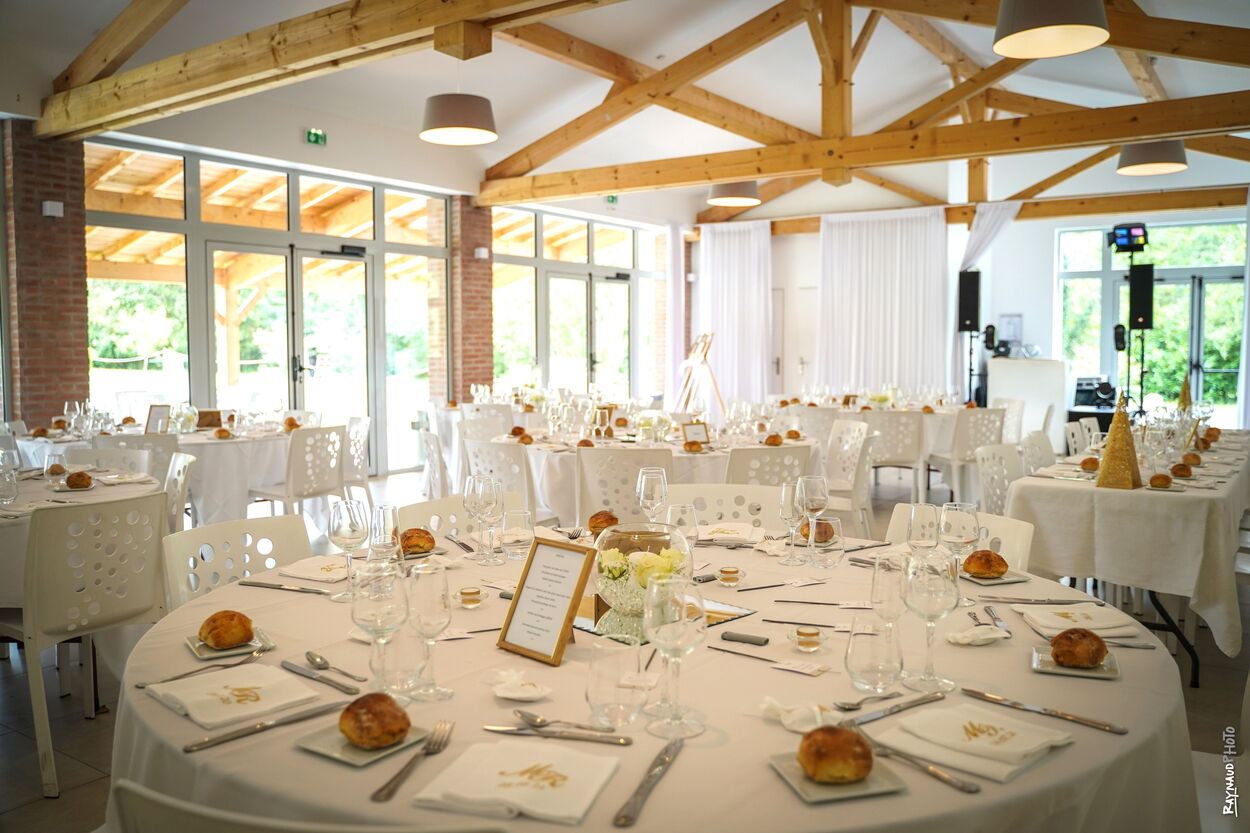 Table décorée avec soin dans la salle de réception des Lauriers de la Bastide